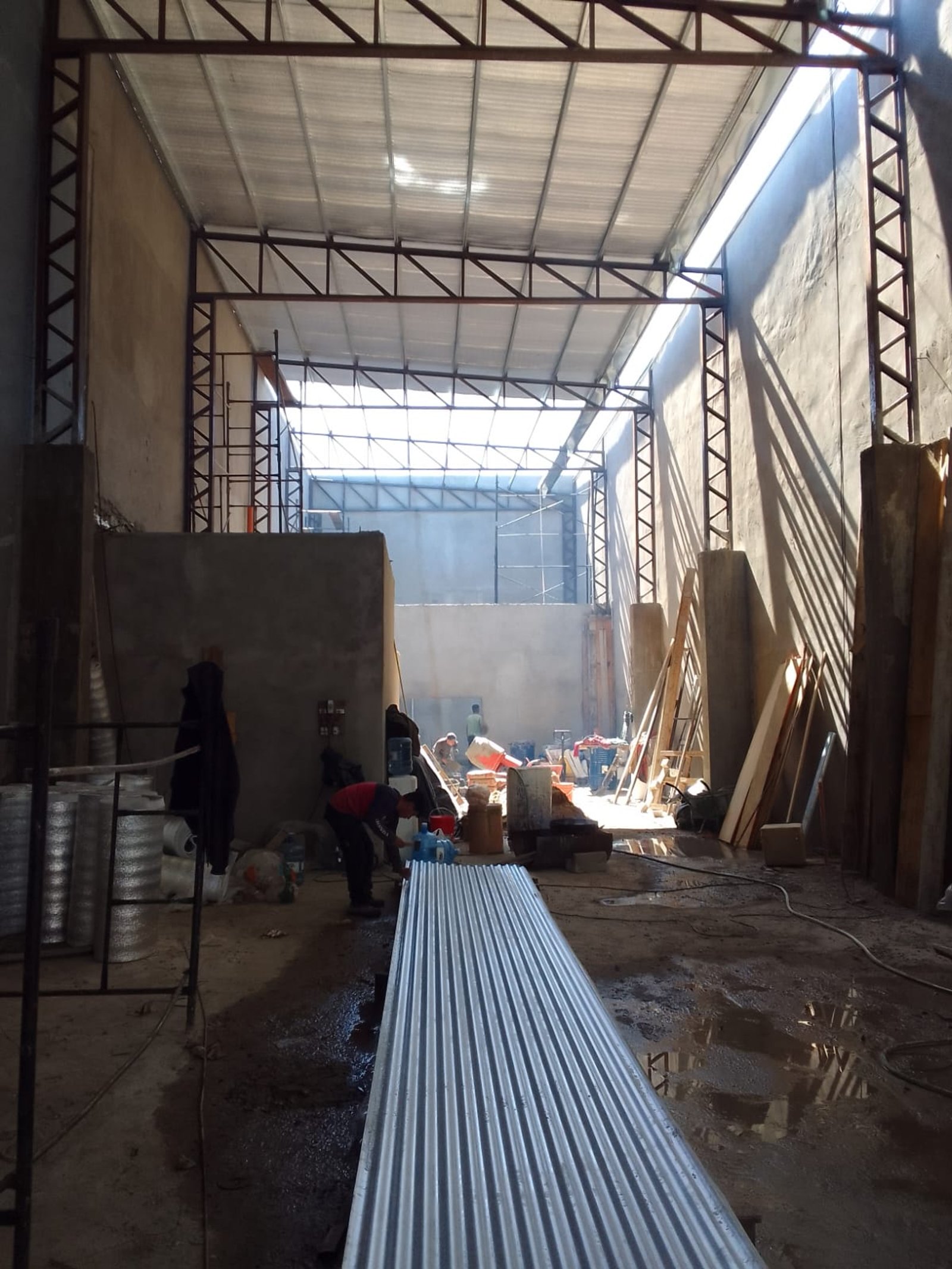 Obra de estrutura metálica com telhado de chapa e piso de cimento — projeto Deposito en Avellaneda 2, por Arquitecto Guido Niccoli, em B1872 Sarandí